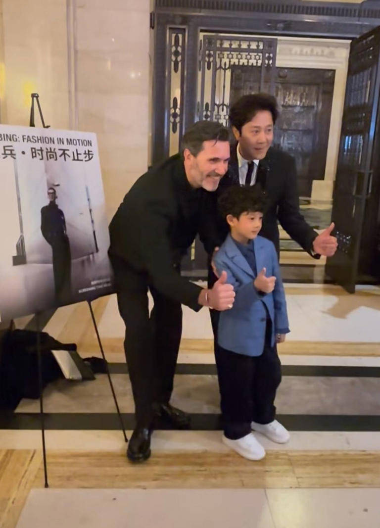 蔡国庆携小儿子赴伦敦看秀7岁庆宝西装笔挺全程笑容稳重吸睛